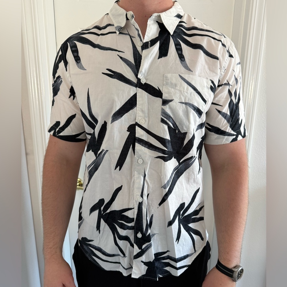 American eagle short sleeve button up. Tropical print. Size large